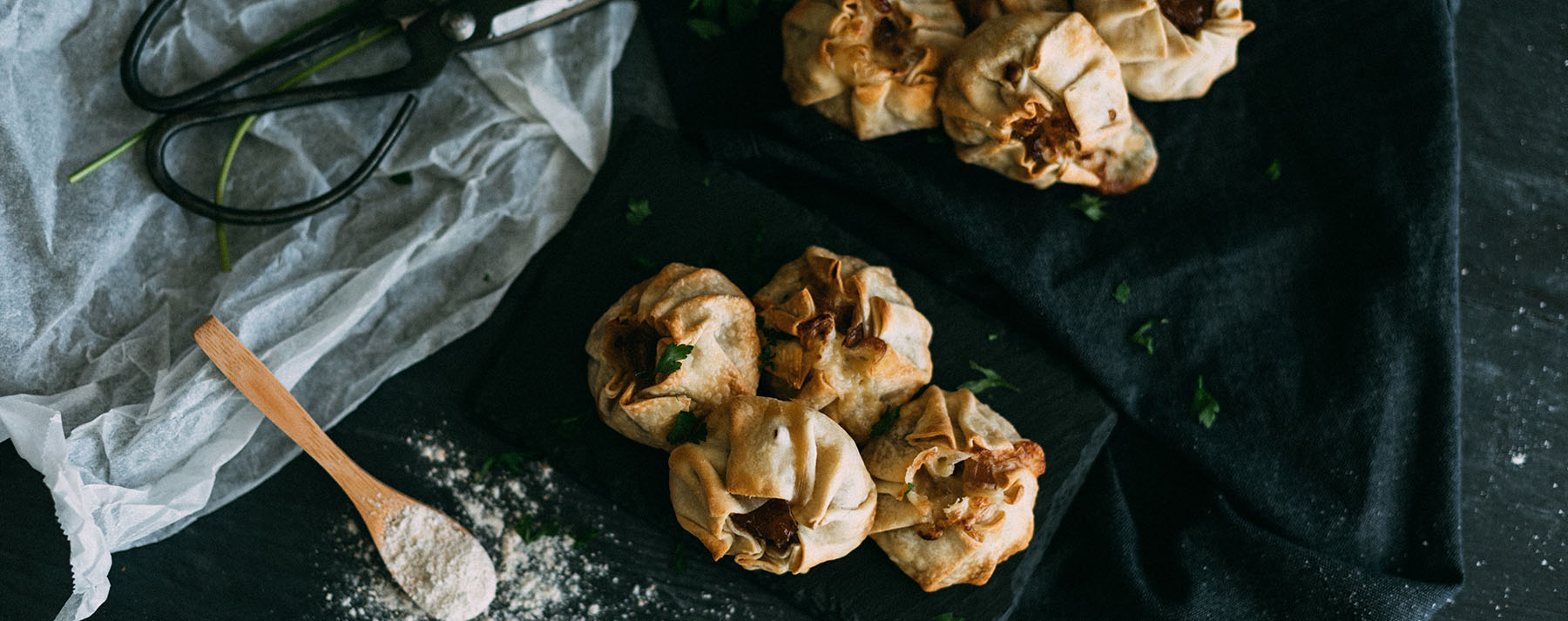 saquitos de hojaldre rellenos de queso y pulpo