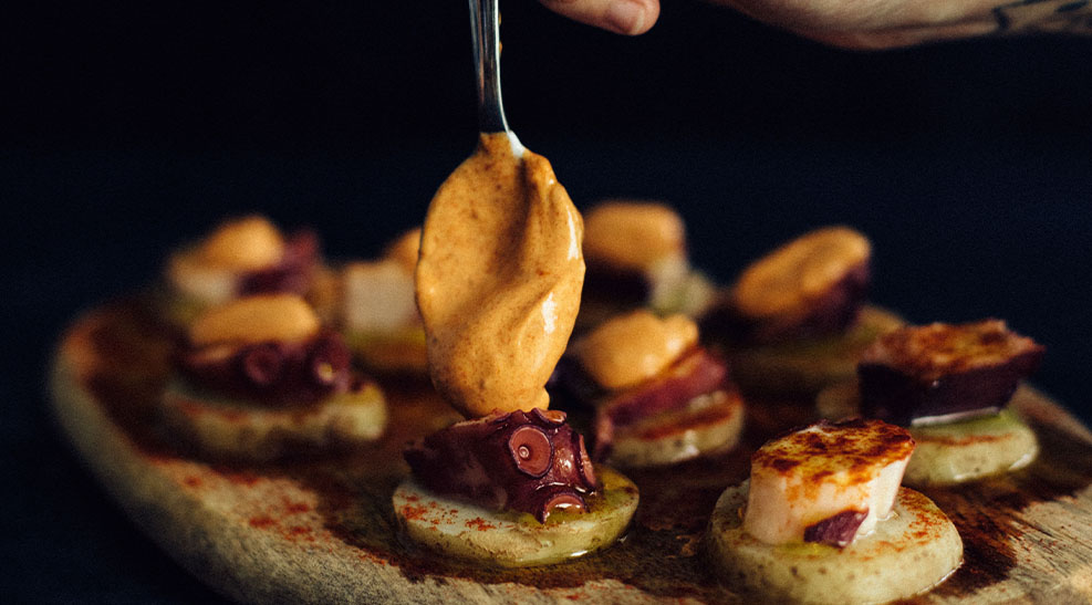 bocaditos de pulpo con mayinesa de pimentón emplatados